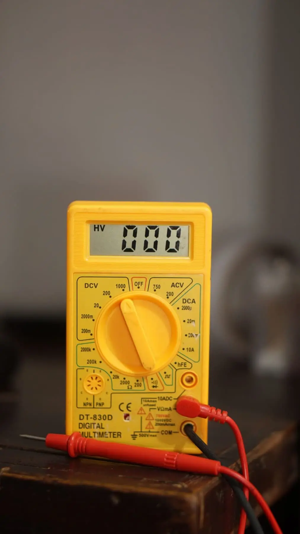 Gult multimeter med måleledninger