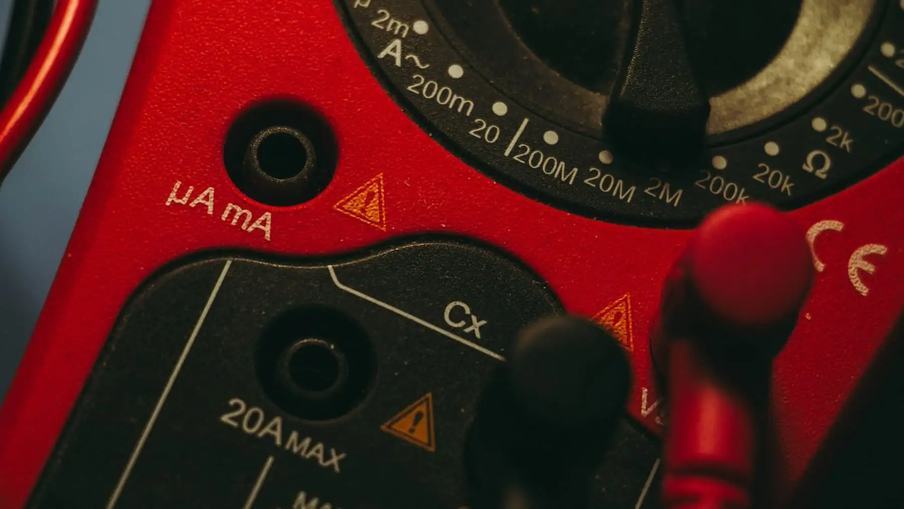 Multimeter indstillet til måling af spænding og strøm
