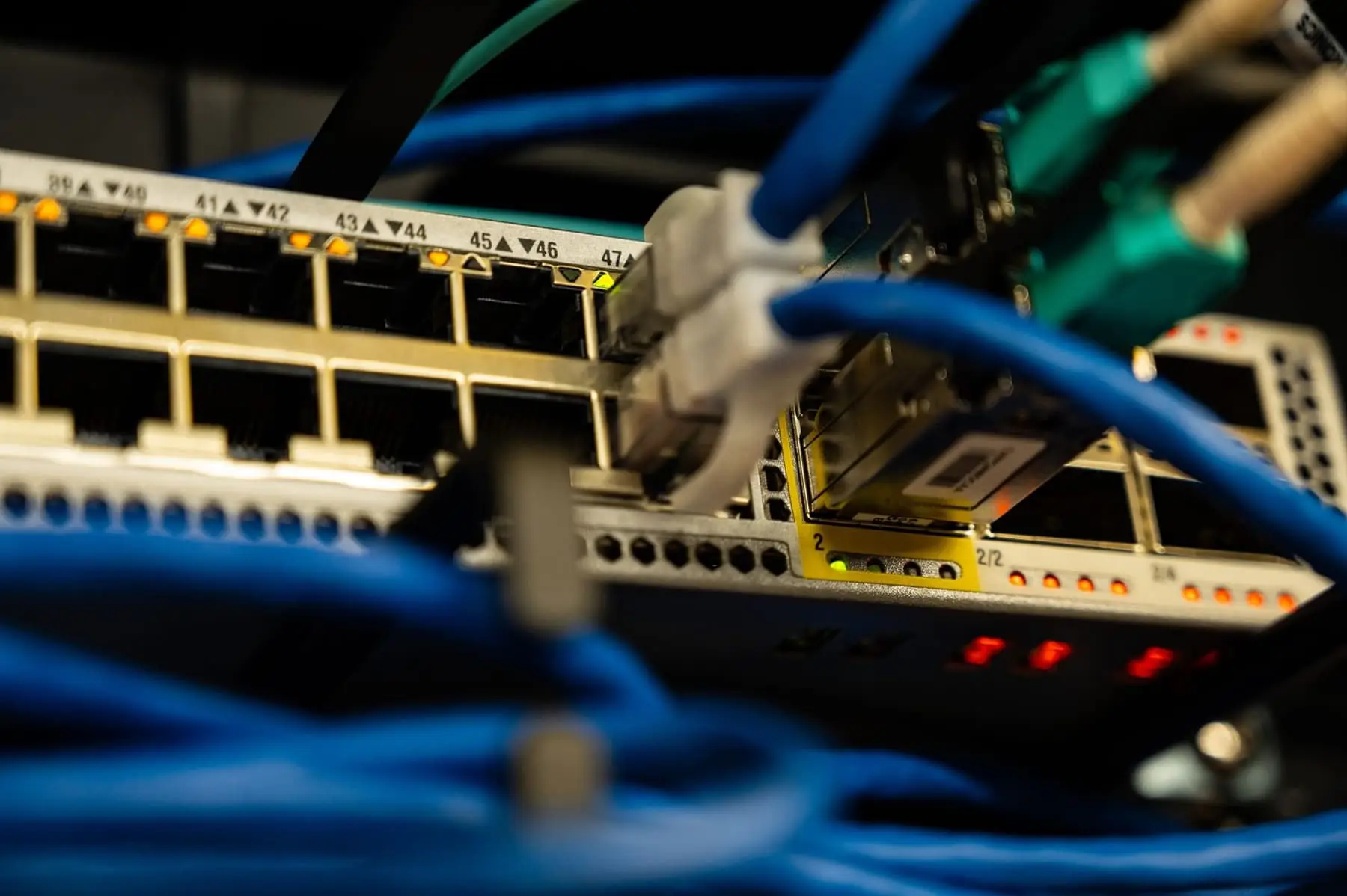 Netværkskabler sat i en switch